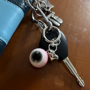 Weird Resin Eyeball Keychain - Unique Gift for Gothic and Eccentric Style Enthusiasts - Spooky Halloween Gift