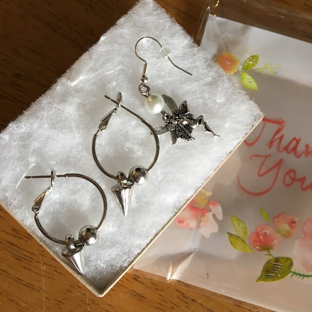 Suga fake shop love earrings