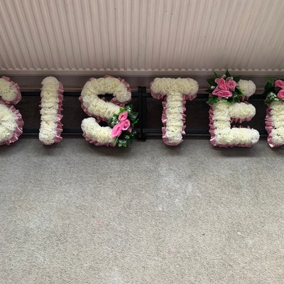 Personalized Artificial Silk Funeral Tribute Wreath – Any 3 Letters – MUM DAD SON NAN