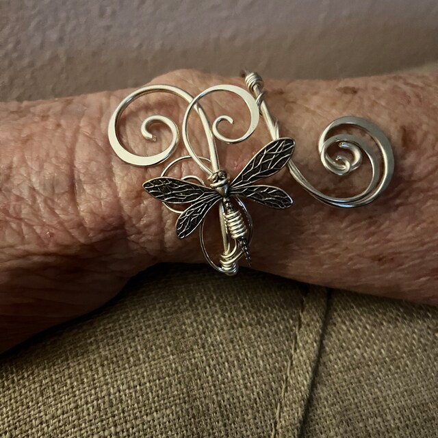Saskia diez 関税送料込 キスメット ブレスレット ユニセックス Silver Dragonfly Bracelet, Womens Adjustable Cuff, Memorial