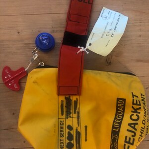 Trouwen Cadeaus & Aandenkens Cadeaus voor bruidsjonkers Shoulder Bag made from upcycled aircraft lifejackets Bag to Life Classic Flyer Bag 
