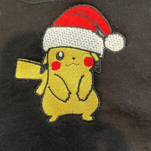 サンタの帽子をかぶったピカチュウの刺繍デザイン（デジタル