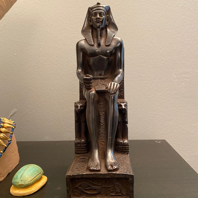 エジプト美術のユニークなカフラー王像。エジプトで作られた重厚な