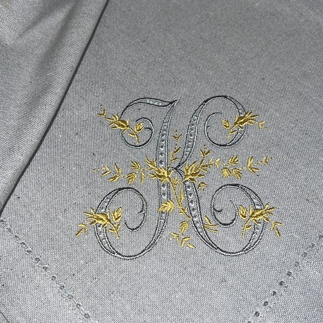 🔖 26 Letters Elegant Personalized Hand Embroidered Corner