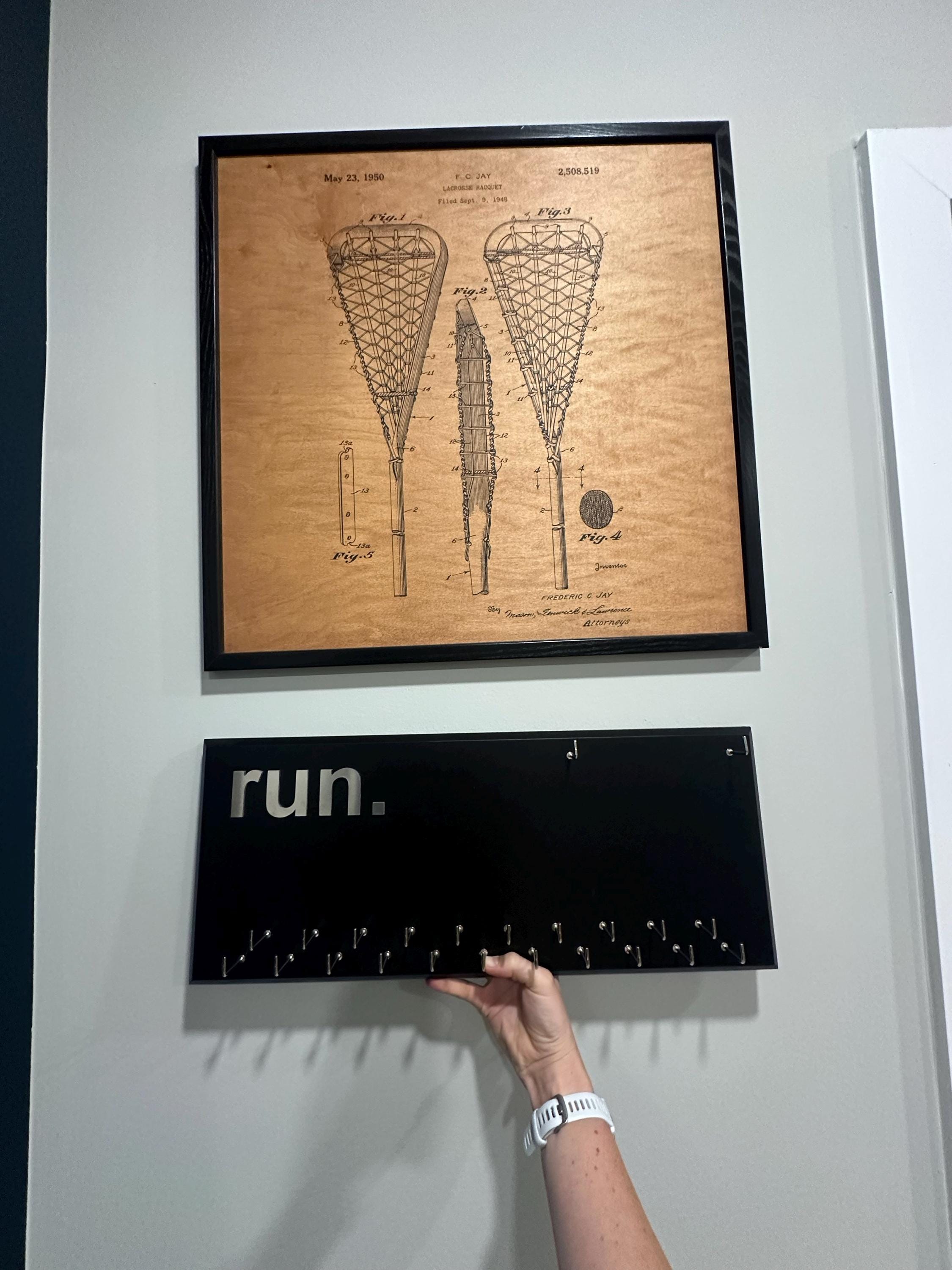 Running Medal Holder with 3D lettering, gray or black with 3D aluminium "run." letters, 21 hooks and BIB holder