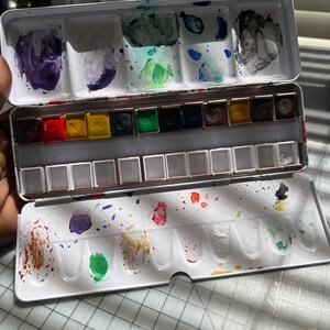 新登場：自分だけの水彩絵の具セットを作ろう - 緑、黄土色、紫、青