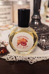 Croissant et un Bisou * Indie Perfume * Oil * Flaky Buttery Pastry * Kiss of Strawberry Preserves* Perfect for layering or on its own!