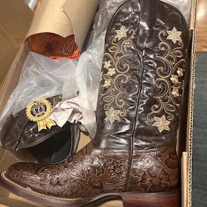 Anahi added a photo of their purchase