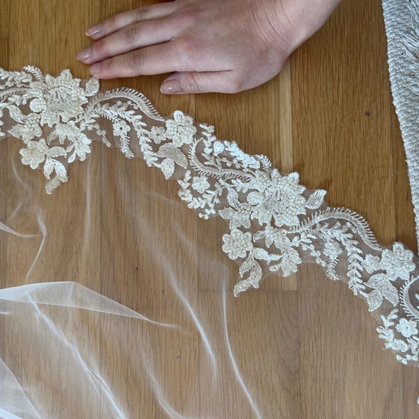 Elegant Lace Edge Wedding Veil – Soft Tulle Bridal Veil with Leaf Embroidered Trim