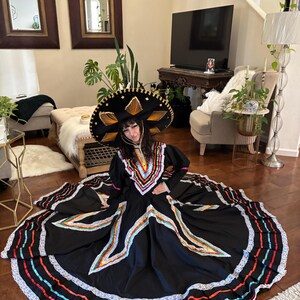 黒の伝統的なハリスコ風ワンピースドレス - メキシコの民族衣装