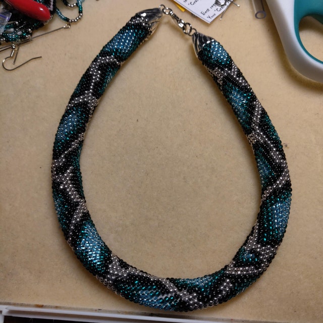 ビーズクロッシェの青い蛇のネックレスとブレスレットを作るキット