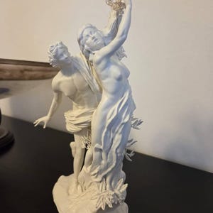 アポロとダフネ（ベルニーニ作、1622-1625年）高さ25cm。高品質樹脂製