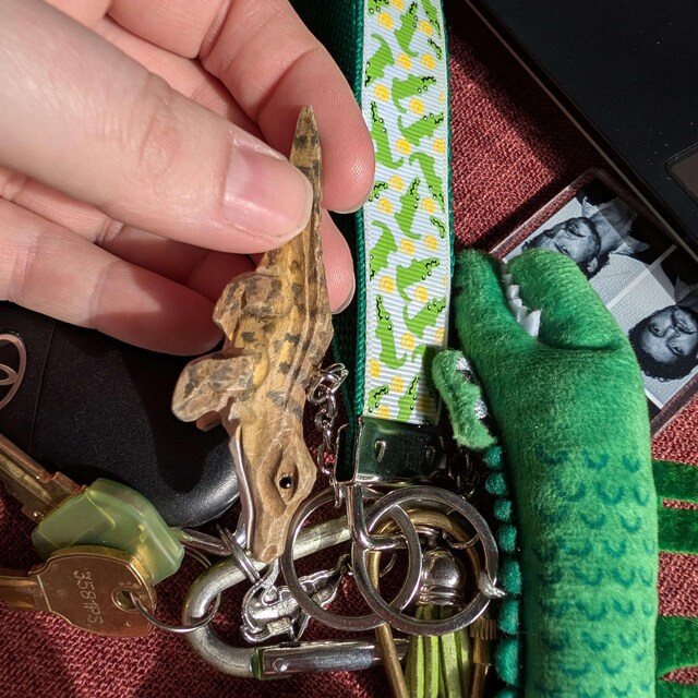 ワニの木製キーホルダー｜手彫りのワニの動物チャーム - Etsy 日本
