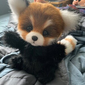 リアルなスタッフ付きレッサーパンダのおもちゃ OOAK コレクター向け