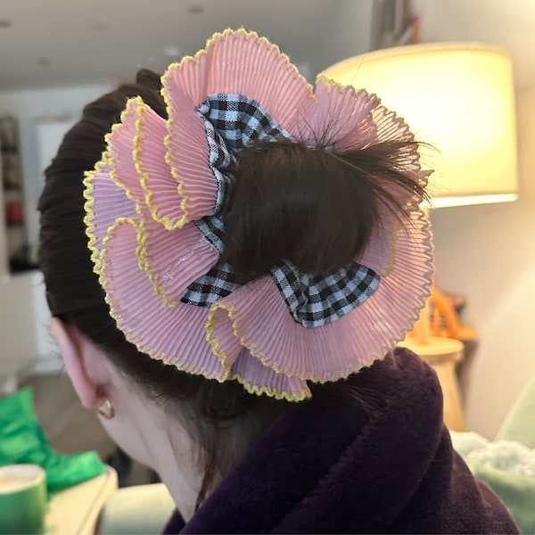 Pink big checkered scrunchie with green piping main image 0