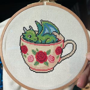かわいい花柄の孔雀のクロスステッチ パターン | フープ刺繍 | PDF