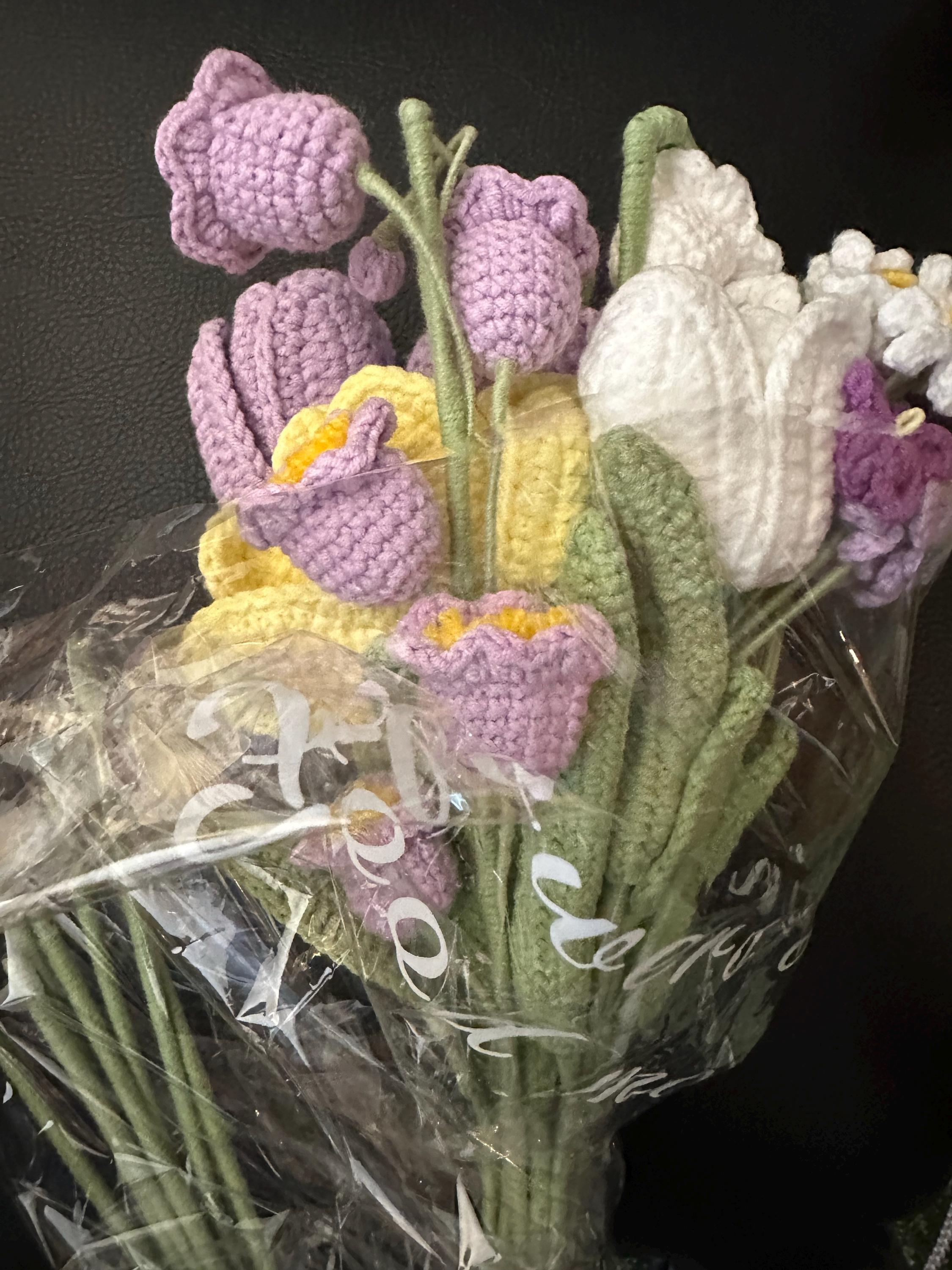Gehäkelter Blumenstrauß, Tulpe, Rosa, Weiß, Lila, Blau, ewig, Abschluss, Geburtstag, Geschenk für Freundin, Schwester, Freundin, Liebe, Ostern