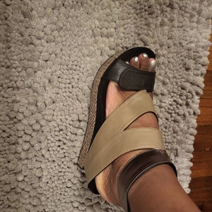 Comfort Vegan Sandalia reversible Mid Wedge Wedge de Modzori Zapatos Zapatos para mujer Sandalias Alpargatas y cuñas Olivia 2 Black flips to Taupe 