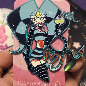 ヘルヴァボス フィッザローリィ フィズ　ピンズ Helluva Boss Fizzarolli Fizz Pride 2025 Enamel Pin | eBay