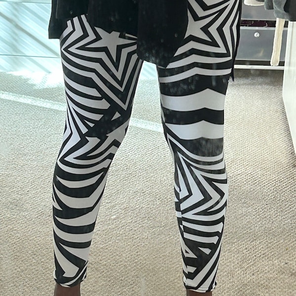 Water Lillies of Guyana printed leggings main image 1