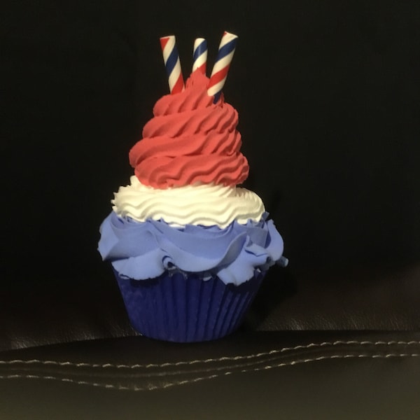 sepecial red white and blue 4th of july cake