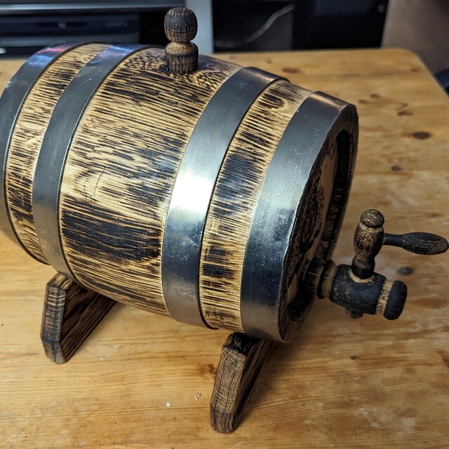 海賊ラム樽 - パーソナライズされたオーク樽、カスタム彫刻入り