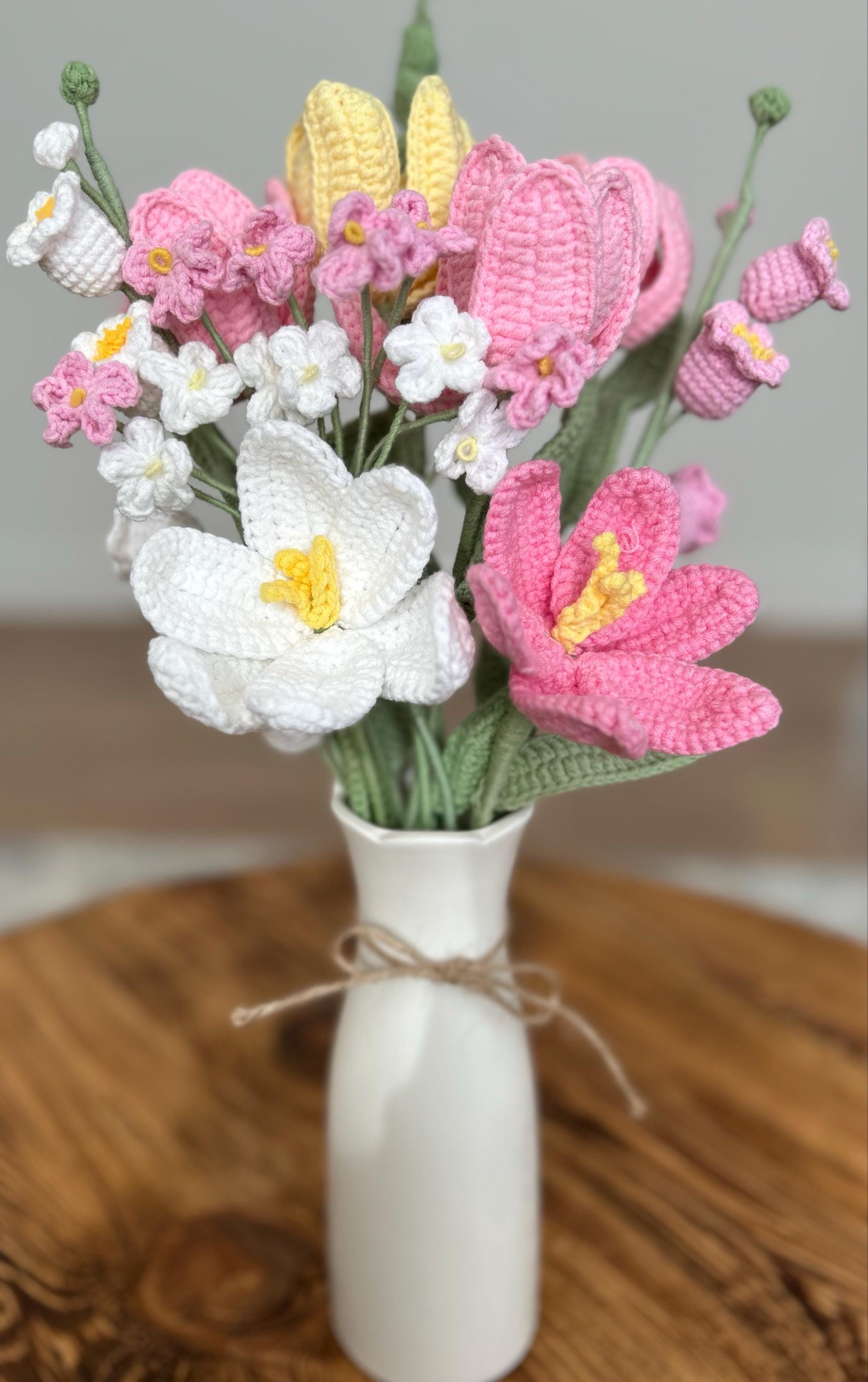 Gehäkelter Blumenstrauß, Tulpe, Rosa, Weiß, Lila, Blau, ewig, Abschluss, Geburtstag, Geschenk für Freundin, Schwester, Freundin, Liebe, Ostern