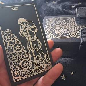 Transire Black &amp; Silver Tarot タロットカード Amazon.co.jp: Prophet 預言者銀箔タロットカードデッキ