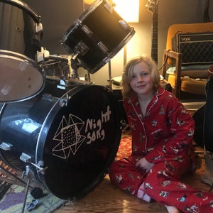 Custom Bass Drum Pegatina de vinilo banda logotipo personalizado nombre Bombo Calcomanía de música