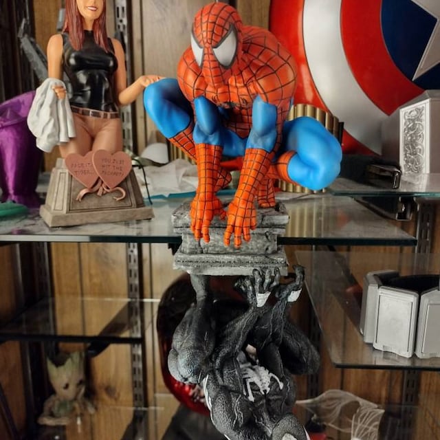 Statuette Spider-Man VS Venom - Deriv'Store - Les Spécialistes en Figurines  & Produits Dérivés Geek