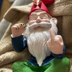 Gnomo da giardino, statuetta da esterno, gnomo che fuma il dito medio per giardino delle fate, decorazione per giardino domestico, divertente ornamento da giardino, regalo per lui - Italia