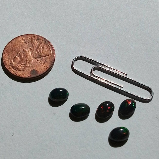 7 x 5 mm オパール - 天然ブラックエチオピアンファイアーオパール