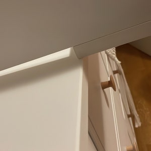 PuckDaddy Thore | Table à Langer Compatible avec Les commodes IKEA Hemnes  |Table à Langer avec revêtement en Bois MDF Blanc | Table à Langer Premium