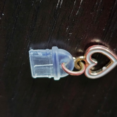 Bookish Kindle Charms – Staubschutzstecker Für Lightning & USB-C, 3,8 Cm, Acryl, 2 Stück, Dekorativ & Praktisch