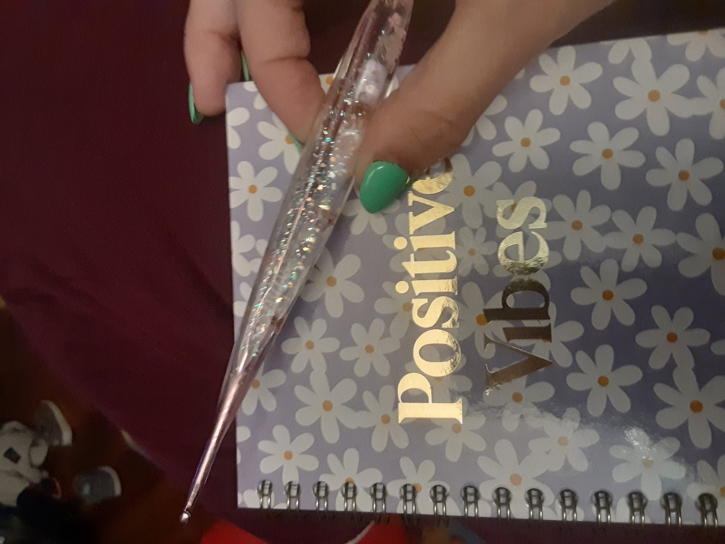 Handcrafted Resin Crochet Hook with Real Flowers and Glitter Accents, Perfect Gift for Crochet Enthusiasts, Unique & Stunning Craft Accessory