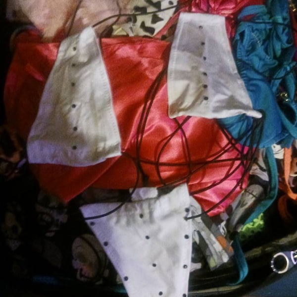 Exotic Dancewear Schauen Sie sich dieses weiße Top mit Slingshot Micro