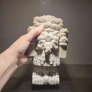 アステカ：生と死の大地の女神、コアトリクエ。アンティーク加工なし