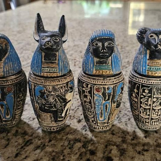 エジプトのカノプス壺セット：ホルスの息子の彫刻、古代美術装飾