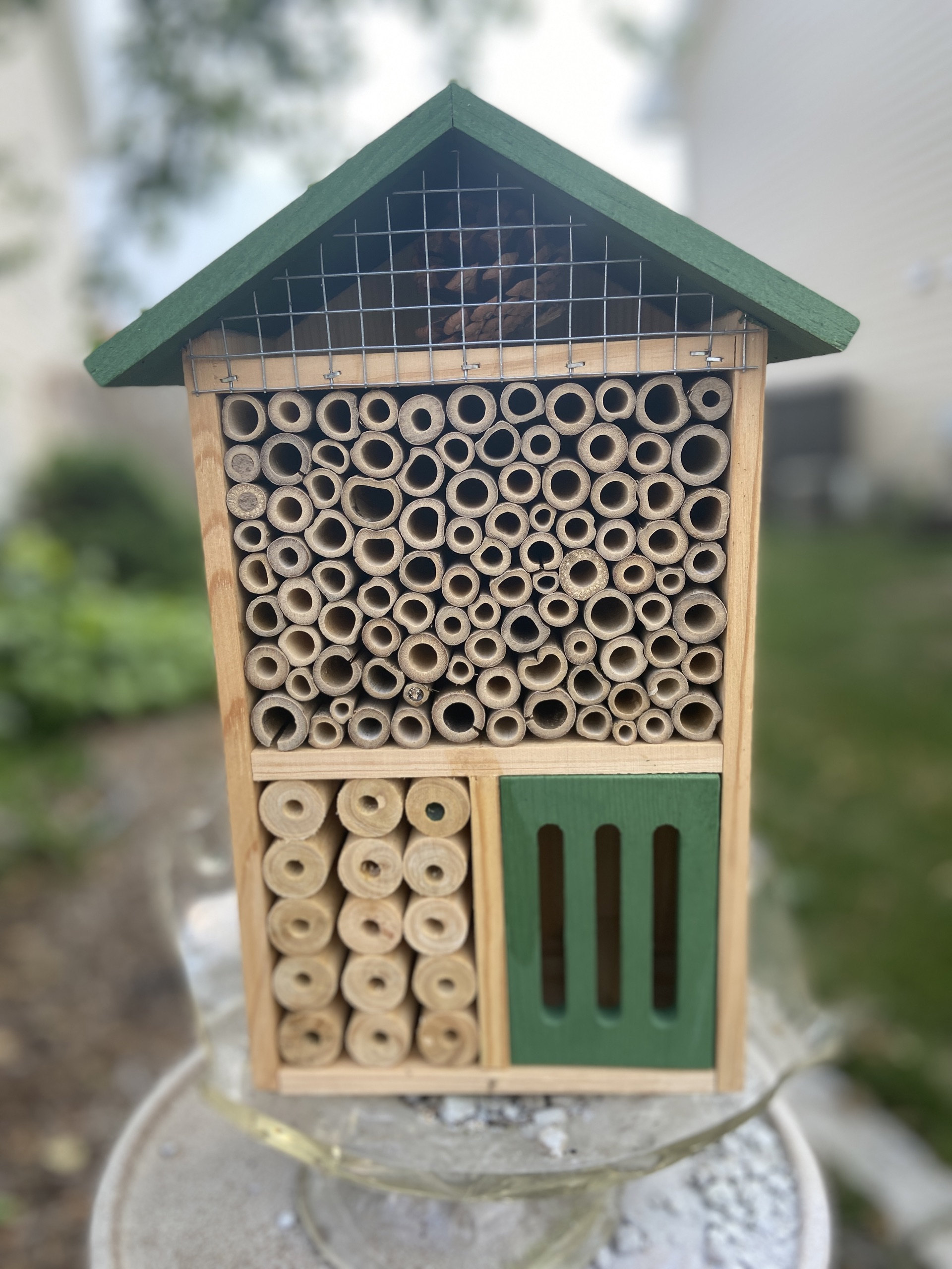 Sunny Pollinator Hotel Mehrzimmerhaus - Blattschneider &amp; Mauerbienen Insektenhabitat Einheimische Gärten Bio-Garten Gärtner Natur Geschenk