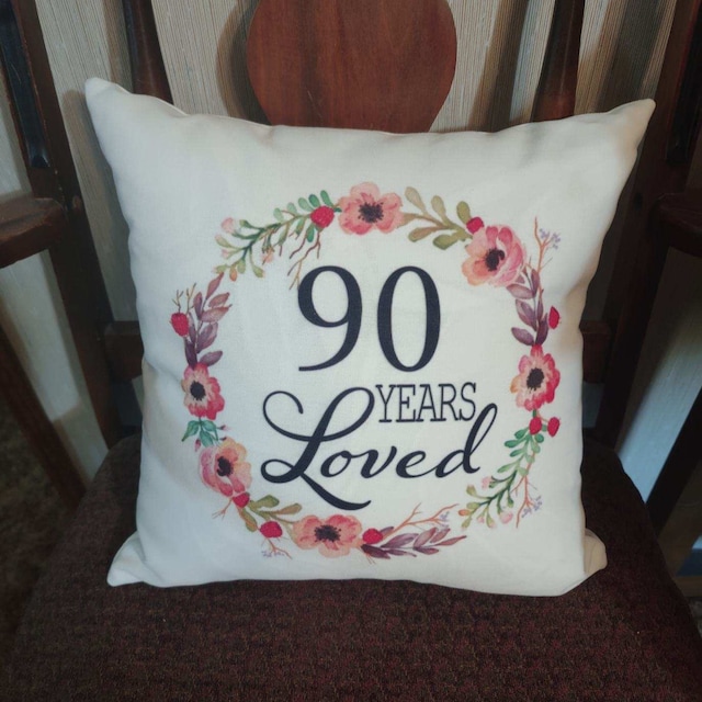 90 years loved mom grandma Almohada de 90 años de cumpleaños  amada por la mujer, color morado, floral, 15.7 x 15.7 in, multicolor :  Hogar y Cocina