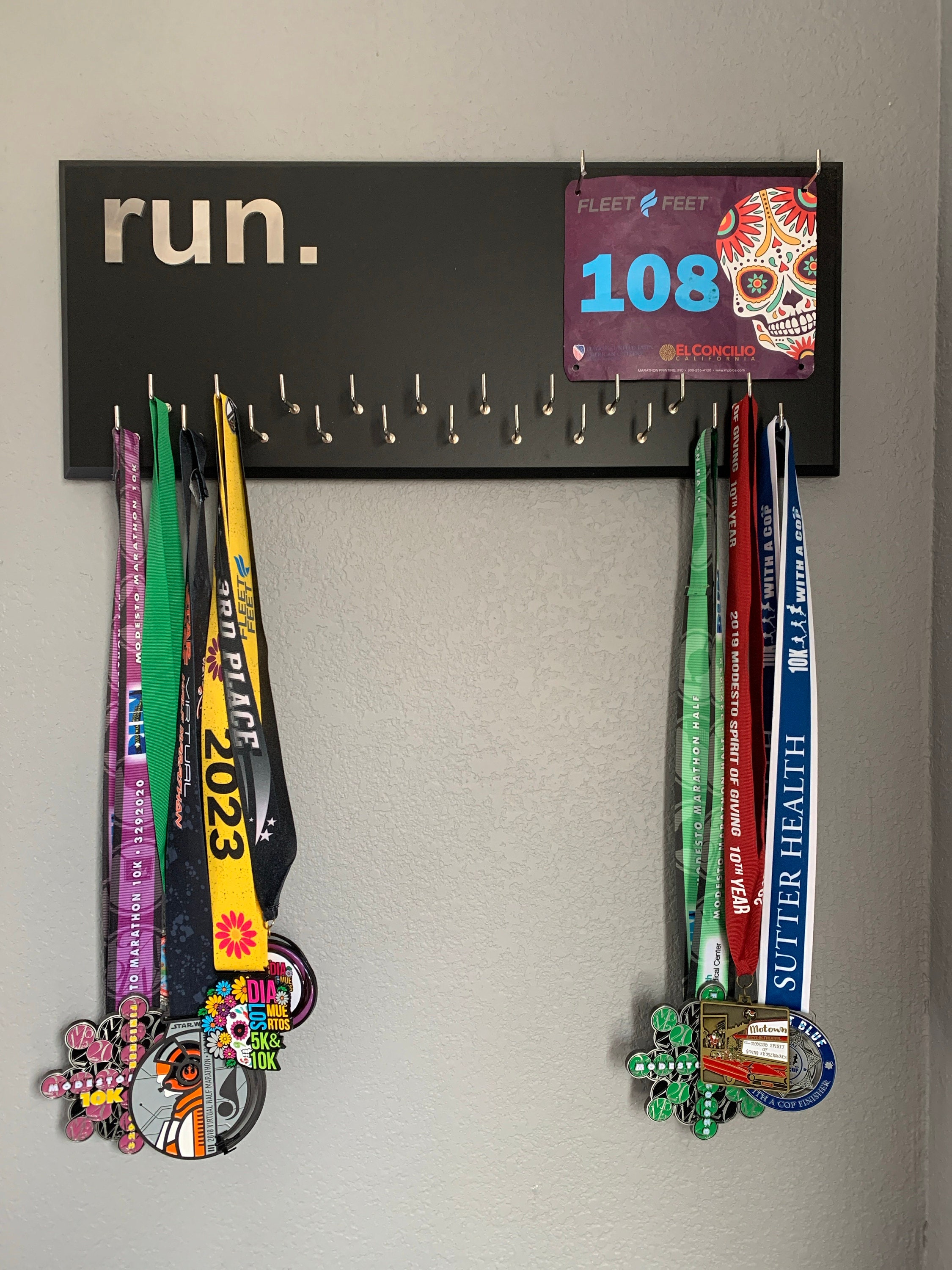 Running Medal Holder with 3D lettering, gray or black with 3D aluminium "run." letters, 21 hooks and BIB holder
