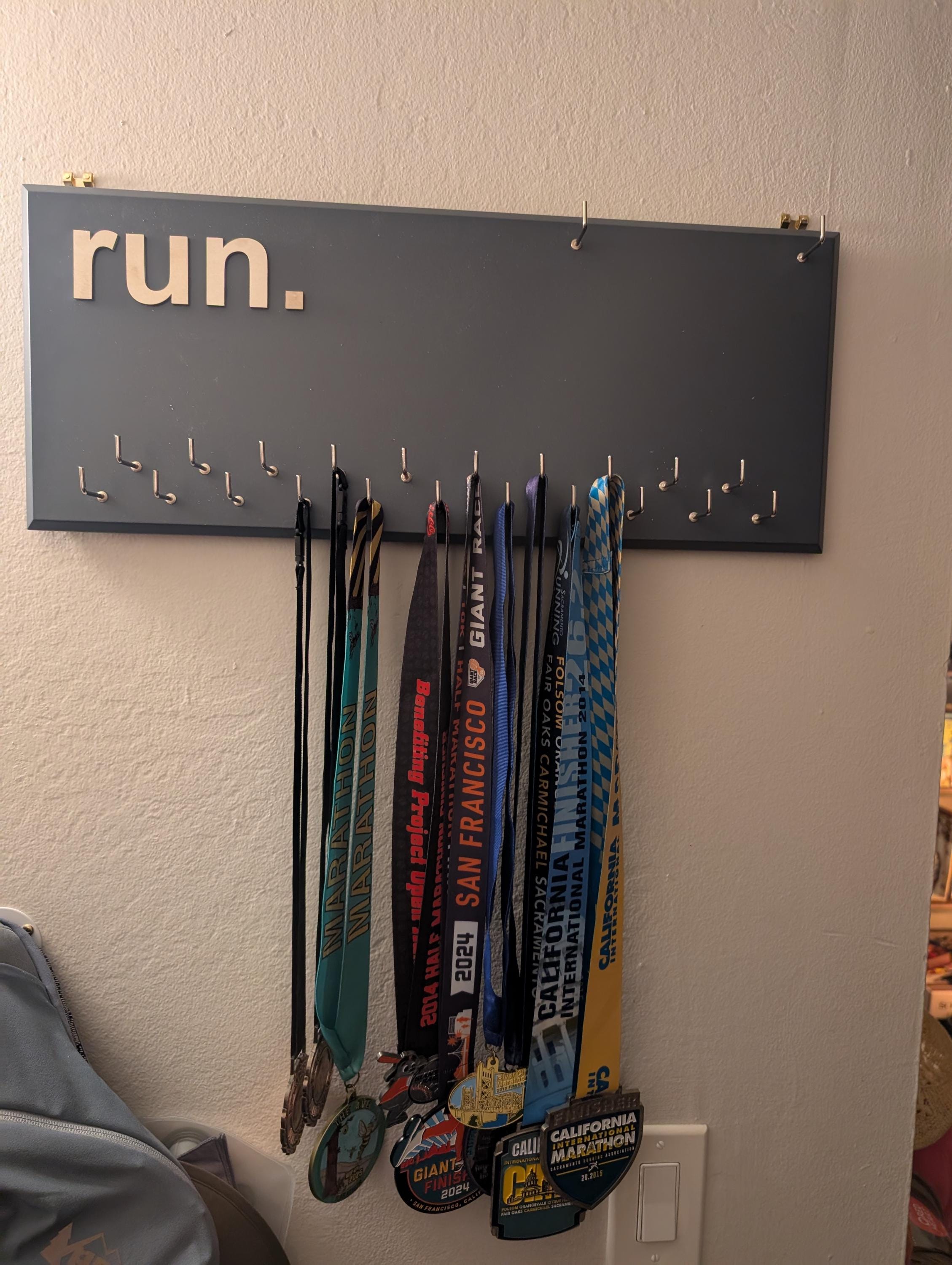 Running Medal Holder with 3D lettering, gray or black with 3D aluminium "run." letters, 21 hooks and BIB holder