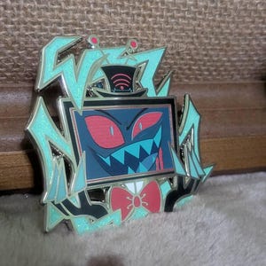 ハズビン ホテル - Vox & Valentino エナメル ピンバッジ - Etsy 日本