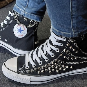 converse nere e jeans