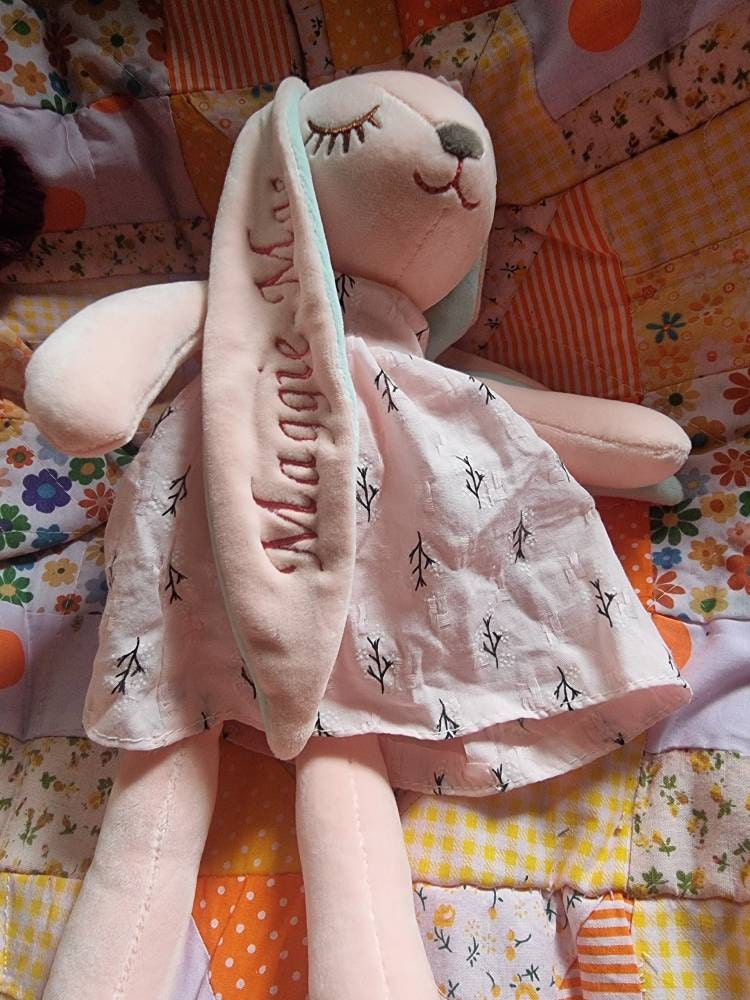 Entzückender personalisierter Hase: Ein aufmerksames Babyparty-Geschenk für Neugeborene - Personalisierter Hase mit Stickerei