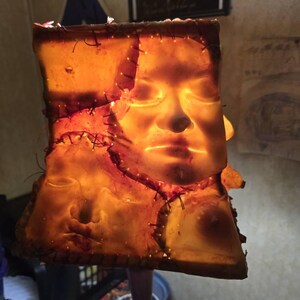 顔型のオブジェ モールド ヴィンテージ アート スペースエイジ ゲインスタイルの人皮ランプシェード、怖い肌ランプ - Etsy 日本