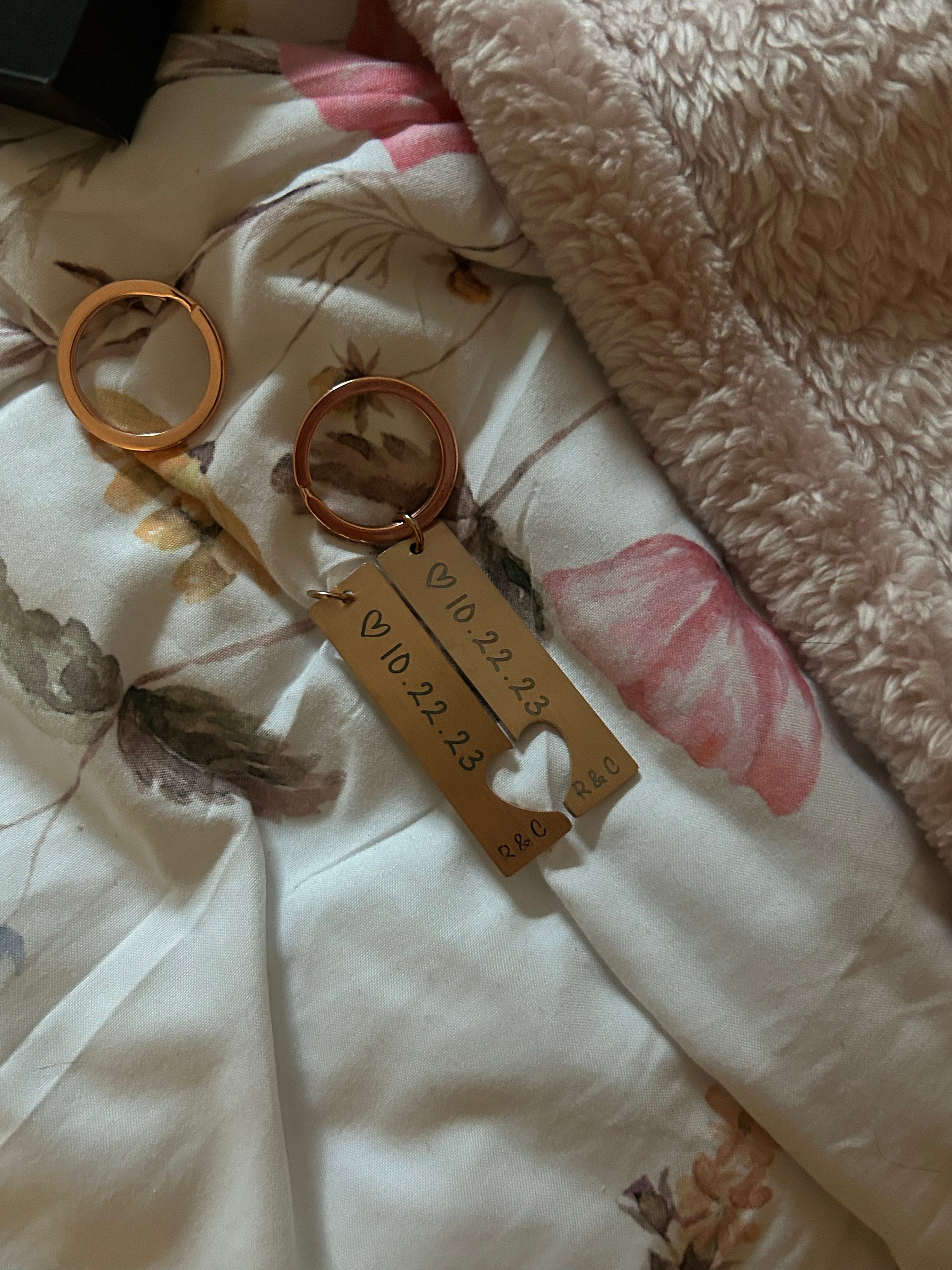 Benutzerdefinierte Paar Keychain Personalisierte Geschenk Für Freund Freundin Passenden Schlüsselanhänger Jahrestag Geschenke für Freund Valentinstag Geschenke