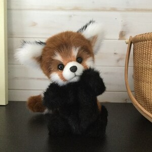リアルなスタッフ付きレッサーパンダのおもちゃ OOAK コレクター向け