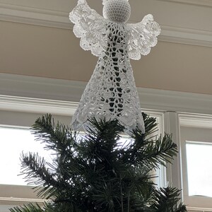 かぎ針編みの天使のクリスマスツリートップ：白いレース、金色の