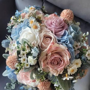 ライトブルーとローズピンクのワイルドフラワーブライダルブーケ